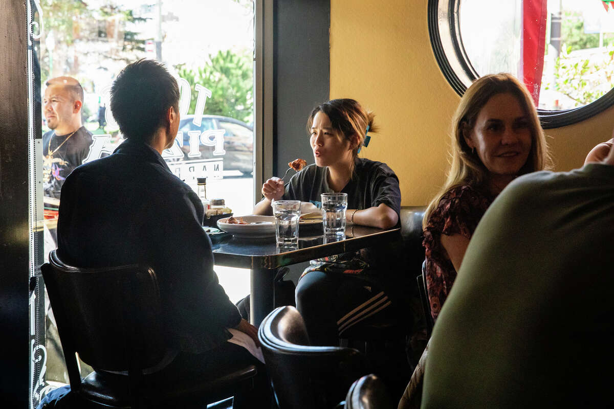 Clientes en el comedor de Tony's Pizza Napoletana en San Francisco, California, el 18 de octubre de 2022. El propietario Tony Gemignani fue reconocido recientemente en una competencia de pizza a la mejor del mundo.