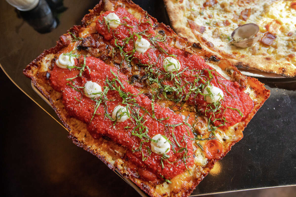 Una pizza de Detroit en Tony's Pizza Napoletana en San Francisco, California, el 18 de octubre de 2022. El propietario Tony Gemignani fue reconocido recientemente en una competencia de la mejor pizza del mundo.