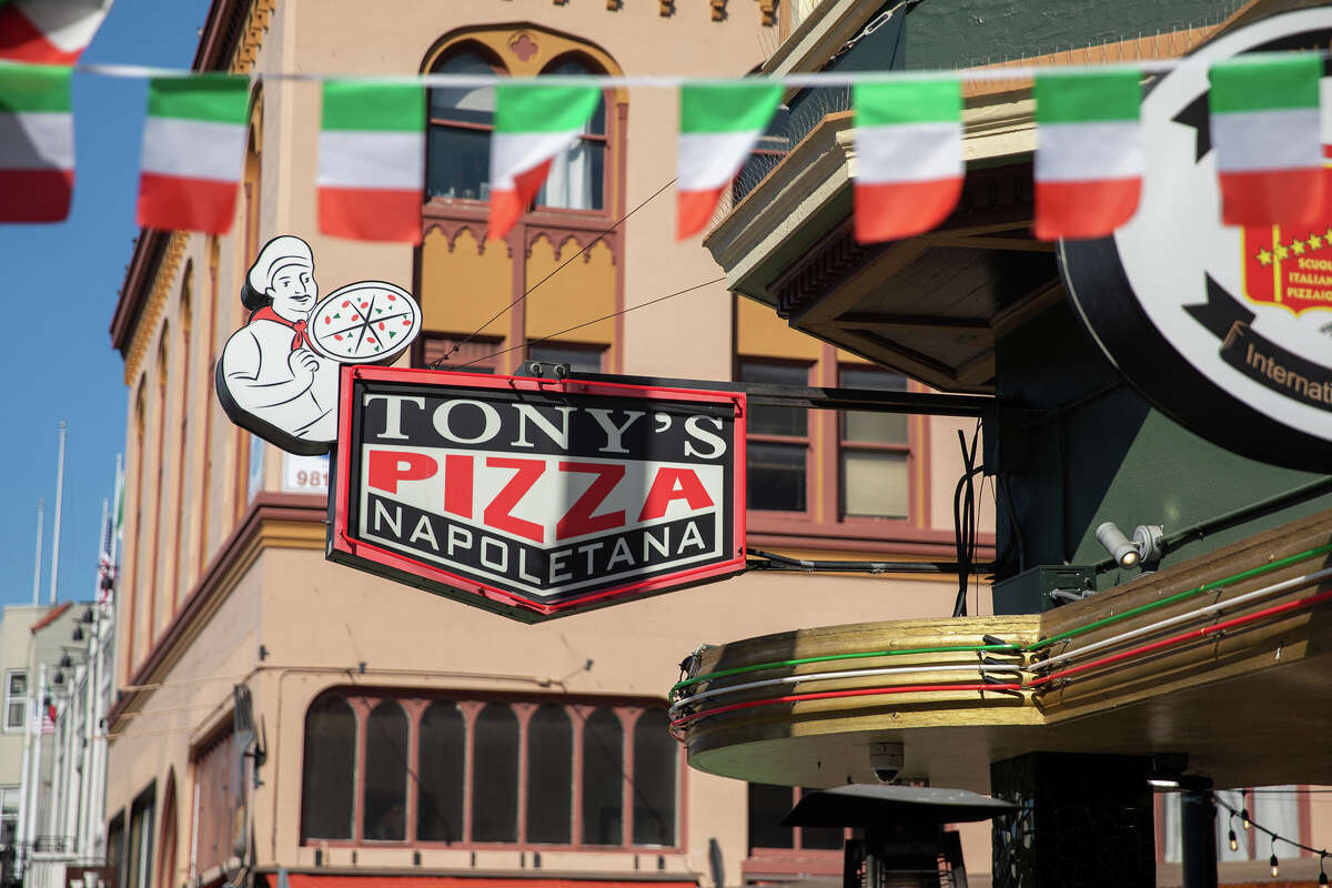 El letrero con el nombre afuera de Tony's Pizza Napoletana en San Francisco, California, el 18 de octubre de 2022. El propietario Tony Gemignani fue reconocido recientemente en una competencia de la mejor pizza del mundo.