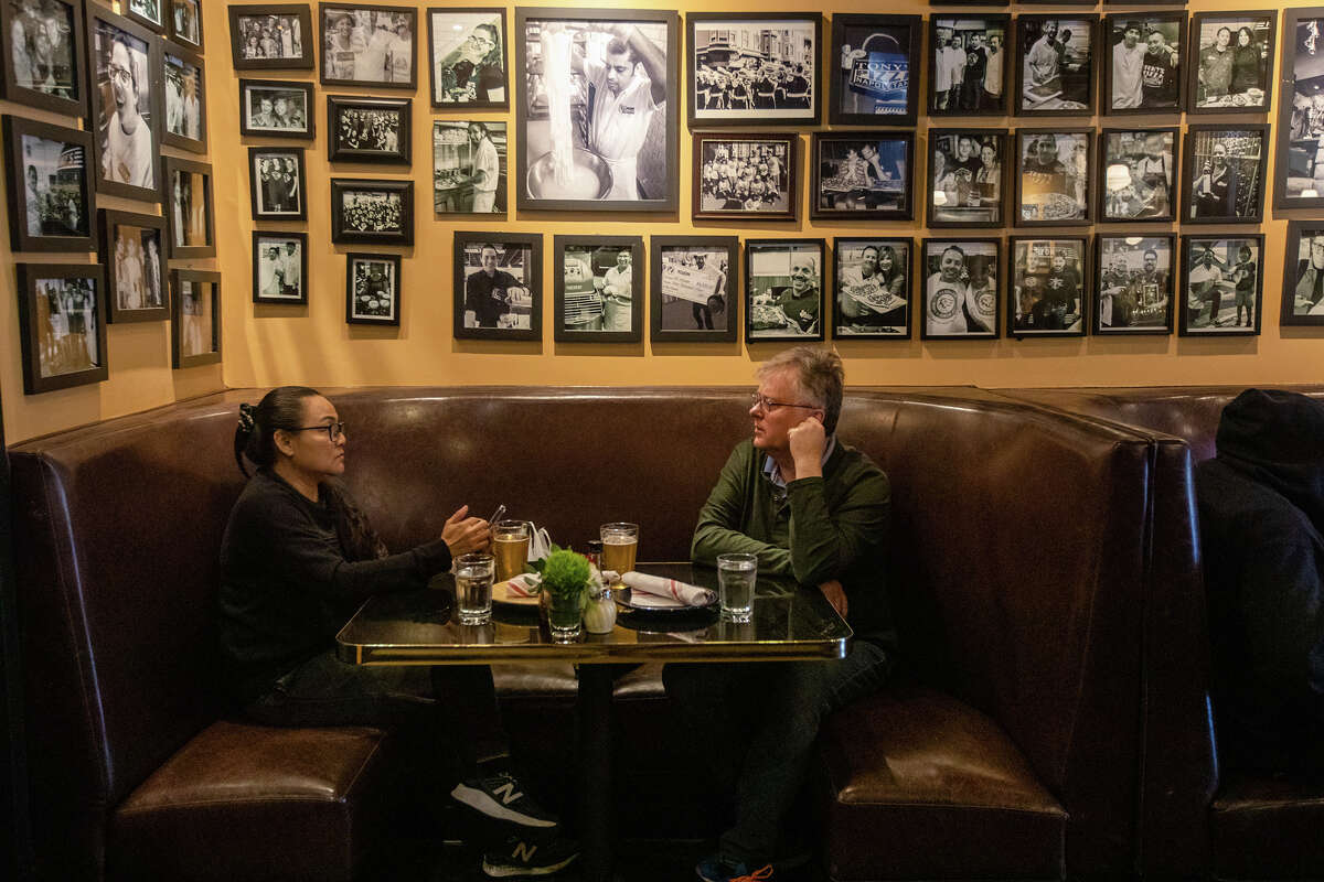 La vista del comedor en Tony's Pizza Napoletana en San Francisco, California, el 18 de octubre de 2022. El propietario Tony Gemignani fue reconocido recientemente en una competencia de la mejor pizza del mundo.