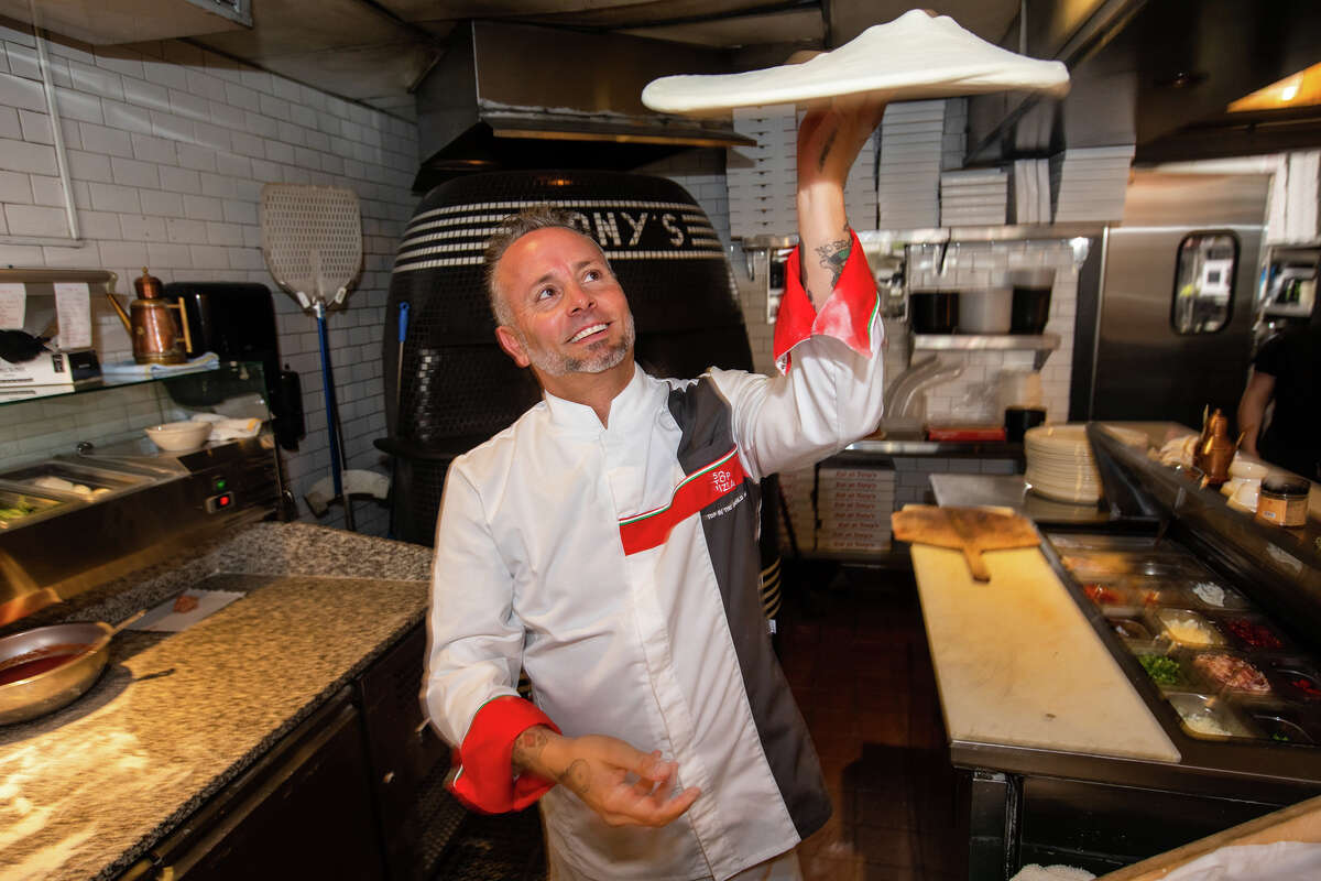 El propietario Tony Gemignani lanza un poco de masa de pizza en Tony's Pizza Napoletana en San Francisco el 18 de octubre de 2022. Gemignani fue reconocido recientemente en el ranking de las mejores pizzas del mundo.