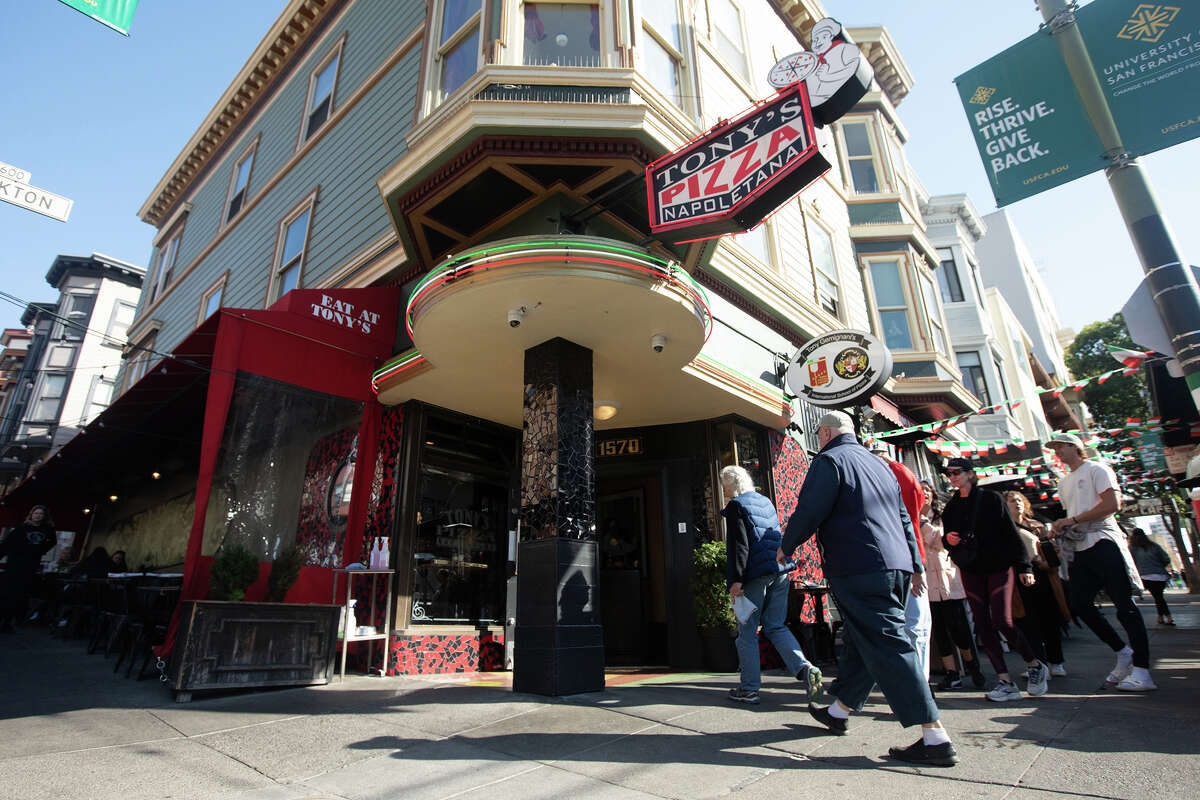 Los clientes ingresan a Tony's Pizza Napoletana en San Francisco el 18 de octubre de 2022. El propietario Tony Gemignani fue reconocido recientemente en una clasificación de las mejores pizzas del mundo.