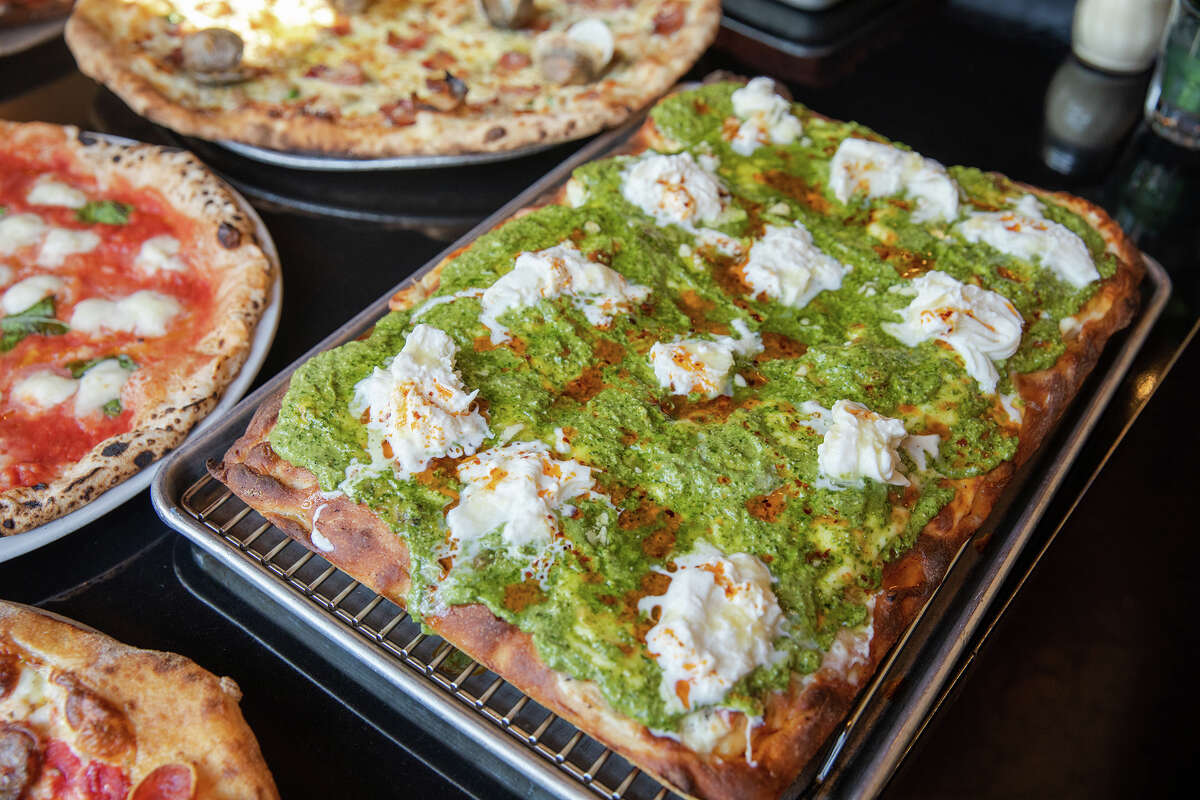 Una pizza siciliana Burrata Queen en Tony's Pizza Napoletana en San Francisco, California, el 18 de octubre de 2022. El propietario Tony Gemignani fue reconocido recientemente en una competencia de mejor pizza del mundo.