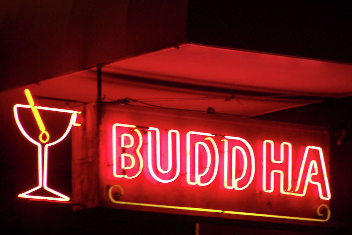 El cartel de neón de Buddha Bar en el barrio chino de San Francisco.