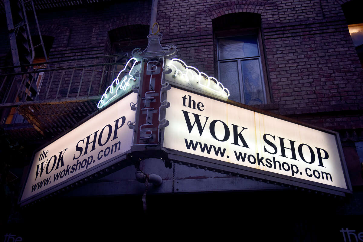 El letrero de neón de Wok Shop en el barrio chino de San Francisco. 