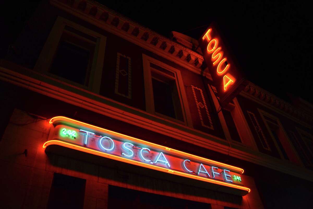 La luz de neón de Tosca Café. 