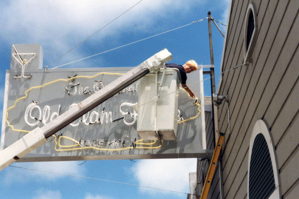 Ames Palms restaurando letreros de neón a lo largo de los años.