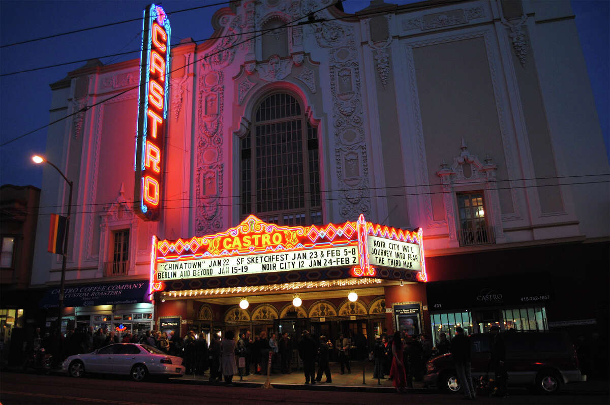 Una vista crepuscular del letrero de neón y la marquesina del Teatro Castro en San Francisco. Ames Palms ayudó a restaurar la marquesina antes del estreno de "Milk" en 2008. 