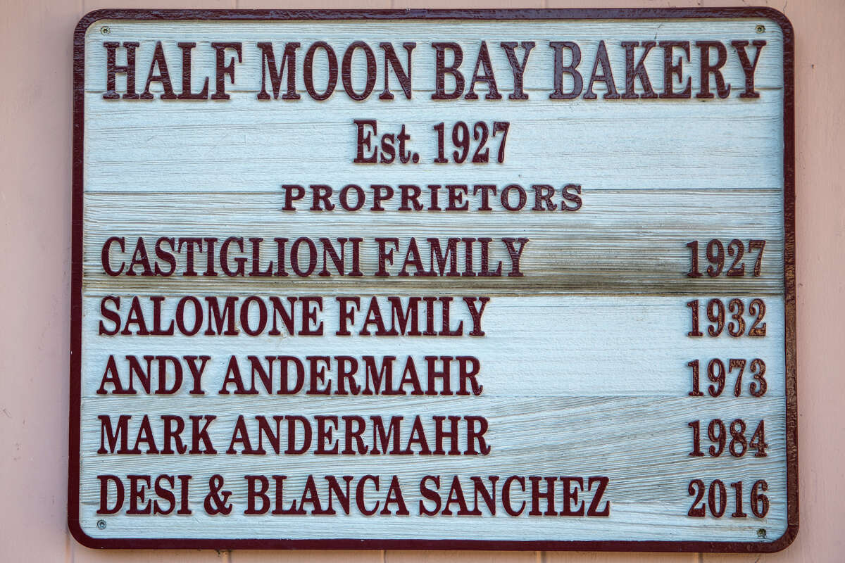 Un letrero en la pared exterior de Half Moon Bay Bakery enumera a todos los propietarios de la panadería durante sus casi 100 años de historia en Half Moon Bay, California, el 19 de octubre de 2022.
