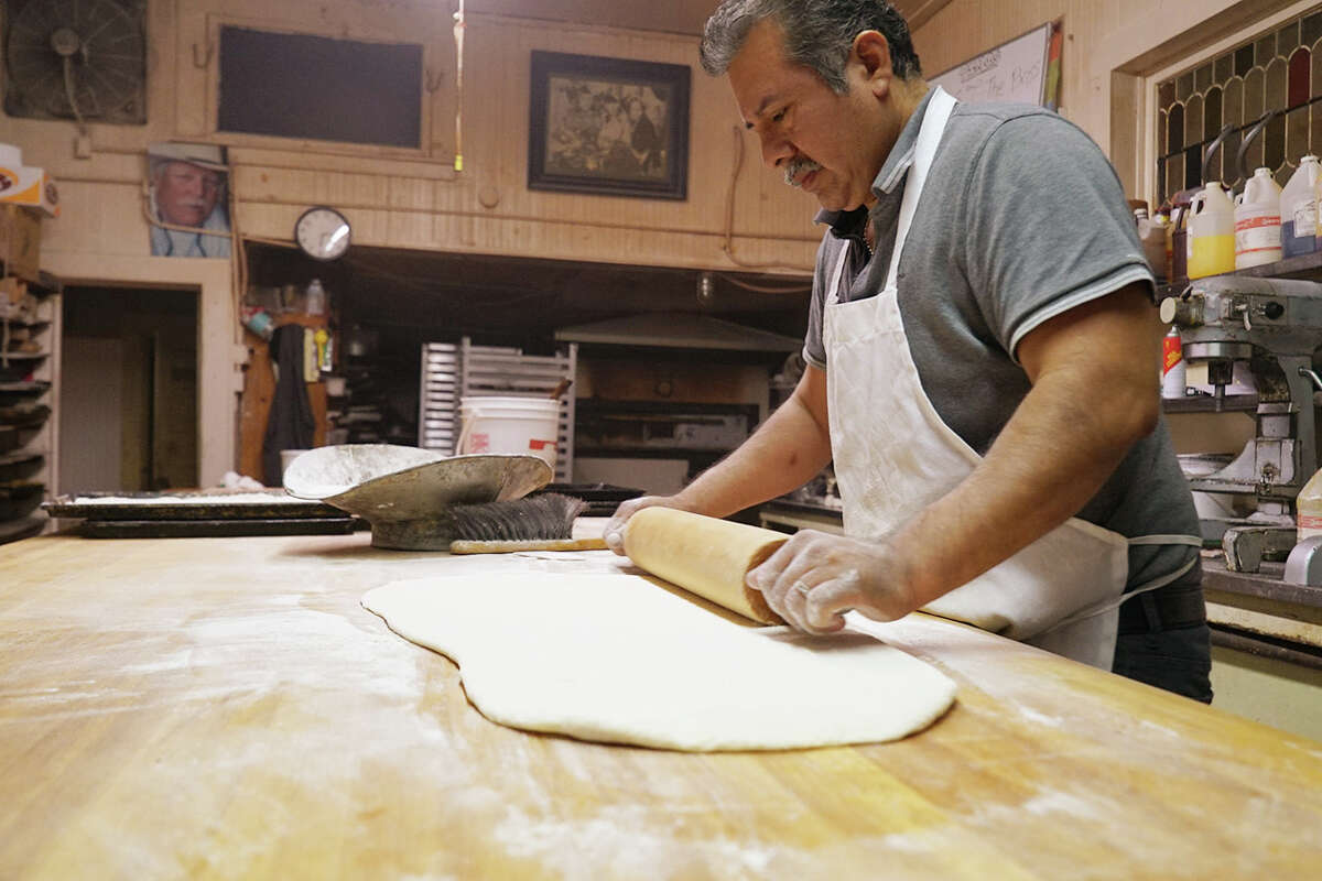 En esta foto de archivo de cortesía, la propietaria Desi Sanchez enrolla masa en la cocina de Half Moon Bay Bakery.