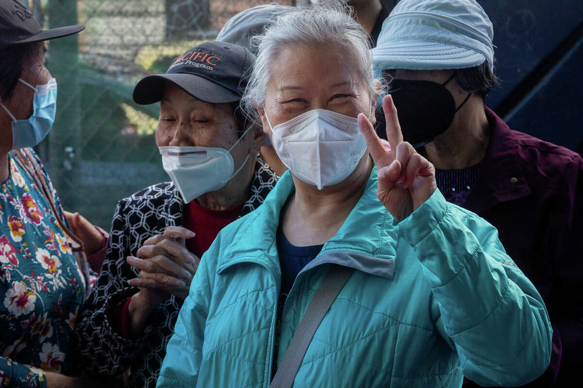 Los miembros de la comunidad local invitados se presentaron temprano y con toda su fuerza para tener la oportunidad especial de ver su nueva estación Chinatown Rose Pak el jueves 20 de octubre de 2022, un mes antes de que se inaugure oficialmente.