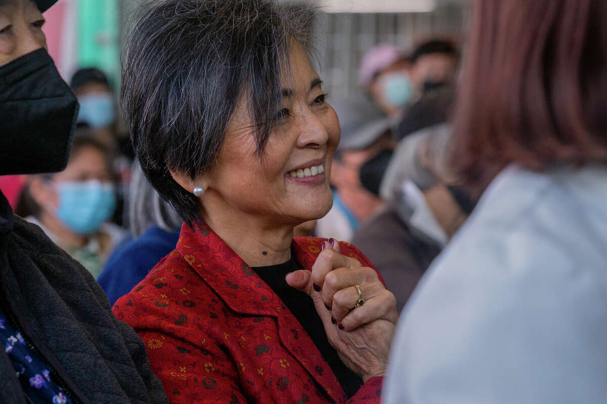 Una mujer reacciona favorablemente en medio de los comentarios del supervisor del Distrito 3, Aaron Peskin, en el adelanto comunitario de la nueva estación Chinatown Rose Pak el jueves 20 de octubre de 2022.