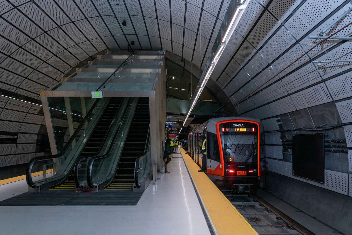 El tren hacia el sur traerá pasajeros a lo largo de la nueva línea de metro central SFMTA desde la estación Chinatown Rose Pak, como se ve aquí el jueves 20 de octubre de 2022 por la tarde.