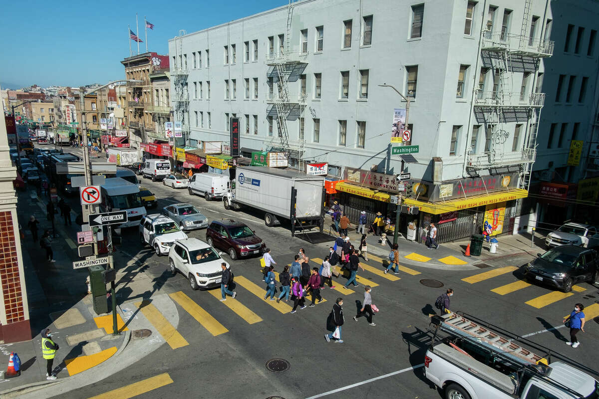 La plaza sobre la nueva estación Muni en Chinatown ofrece una vista de las concurridas calles transversales de las calles Stockon y Washington, el jueves 20 de octubre de 2022.