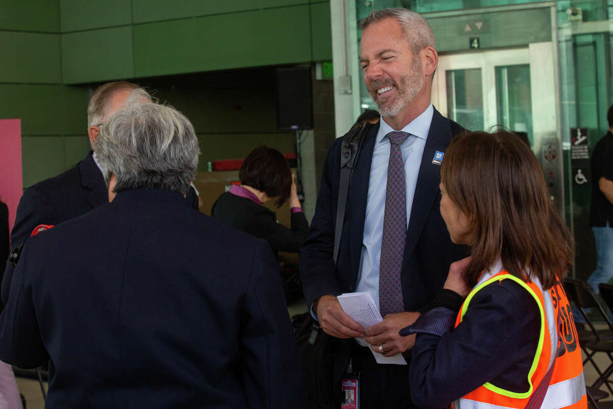 El Director de Transporte de SFMTA, Jeffrey Tumlin, llega a una vista previa de Chinatown Station para la comunidad local el jueves 20 de octubre de 2022.