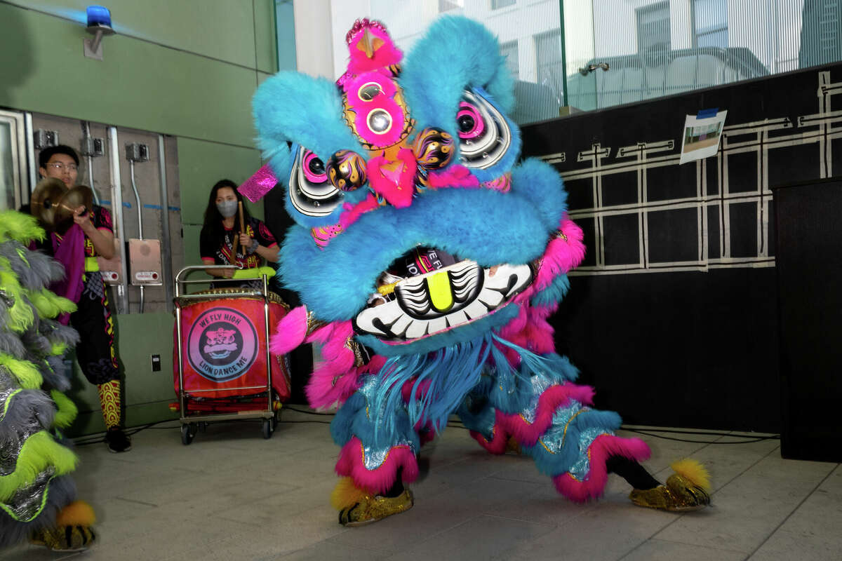 Los bailarines del grupo Lion Dance Me de San Francisco cierran el evento de vista previa de la comunidad local de la estación Chinatown Rose Pak el jueves 20 de octubre de 2022.