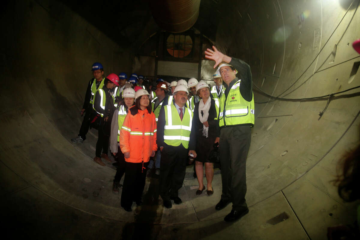El exalcalde Ed Lee (segundo desde la primera fila izquierda) en un recorrido por el túnel en dirección norte del Metro Central en mayo de 2015.