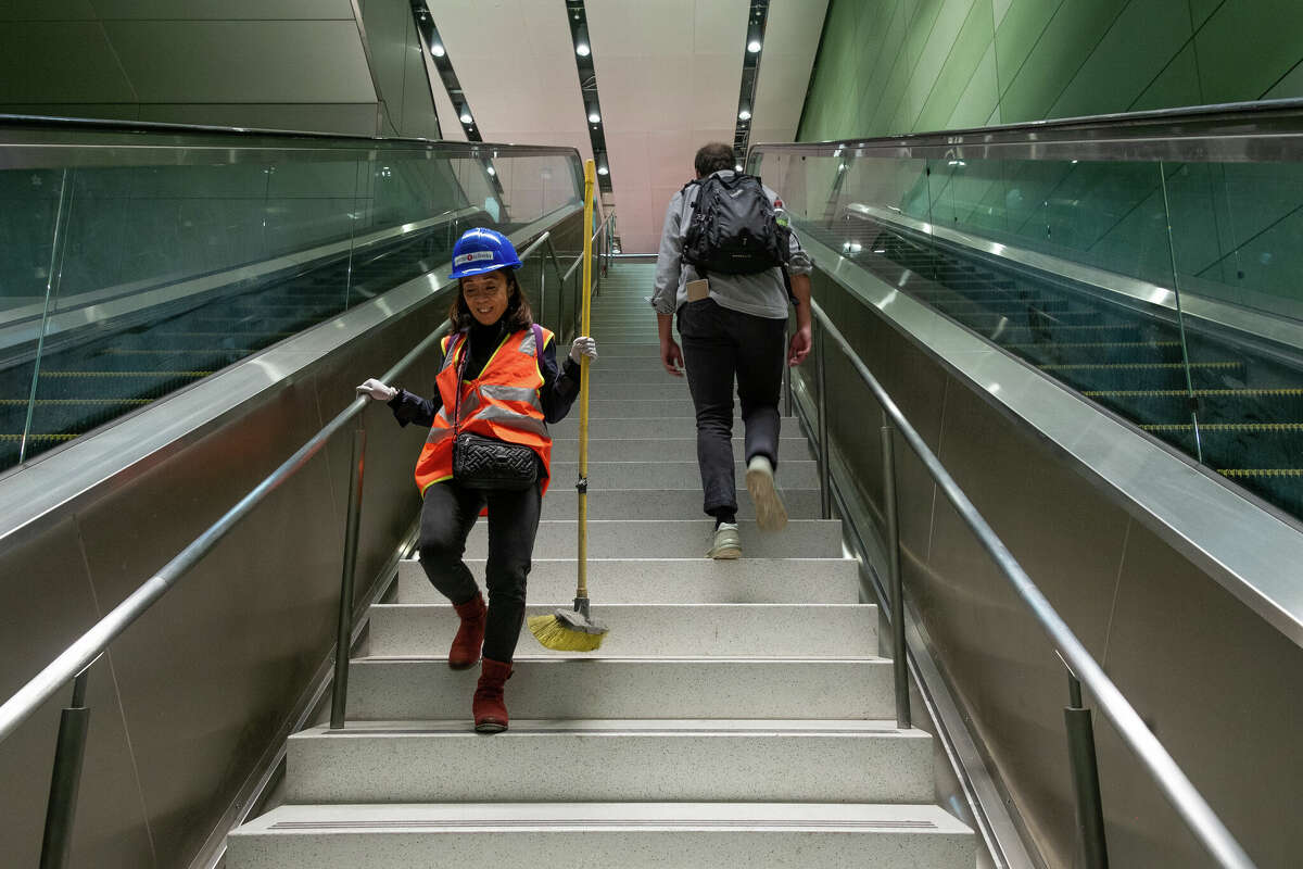 Lulu Feliciano, Gerente de Difusión y Participación Pública de SFMTA, baja 100 escalones en la nueva estación Chinatown Rose Pak el jueves 20 de octubre de 2022 por la tarde.