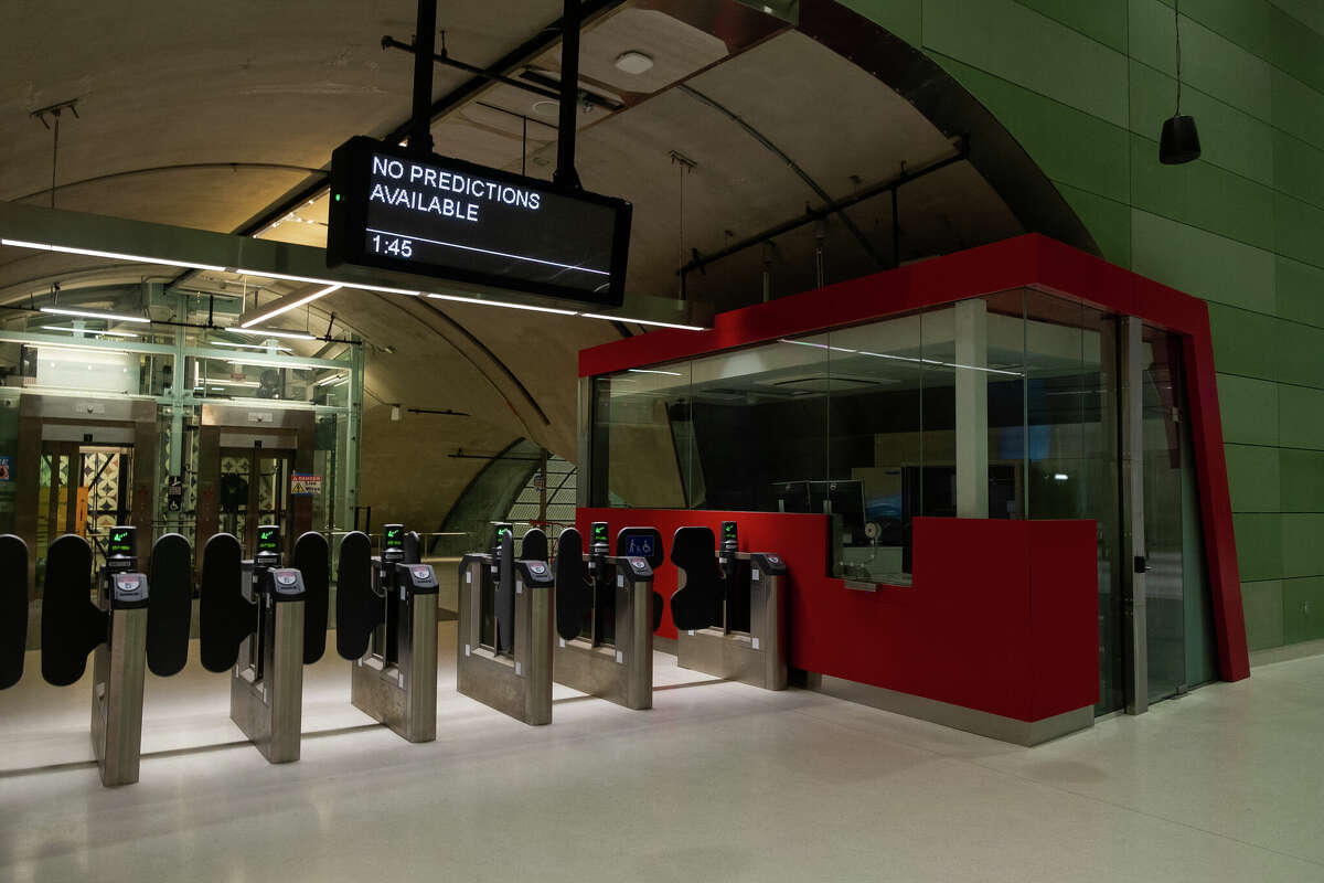 La entrada a los andenes de la nueva estación Chinatown de la línea SFMTA Central Subway pronto estará repleta de gente cuando abra en noviembre, como se vio el jueves 20 de octubre de 2022.