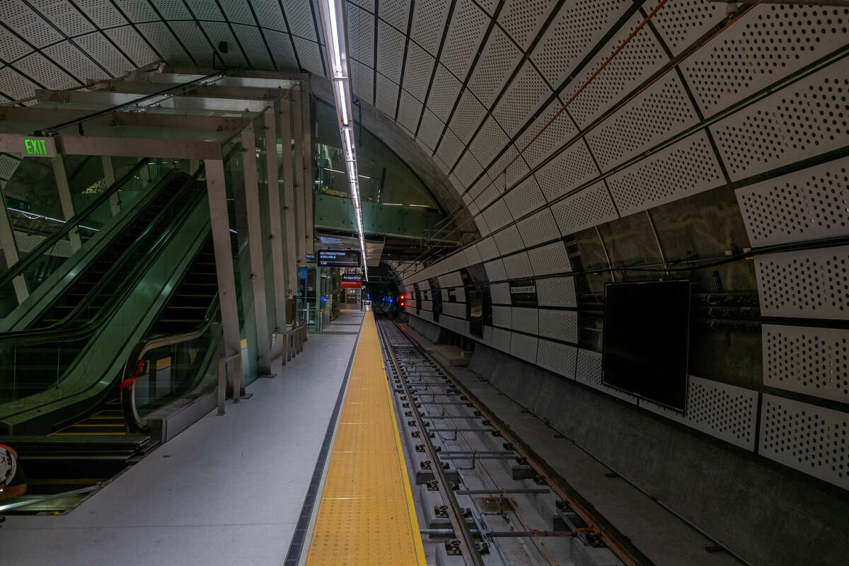 La plataforma de la nueva estación SFMTA Chinatown Rose Pak mirando hacia el norte vista el jueves 20 de octubre de 2022.