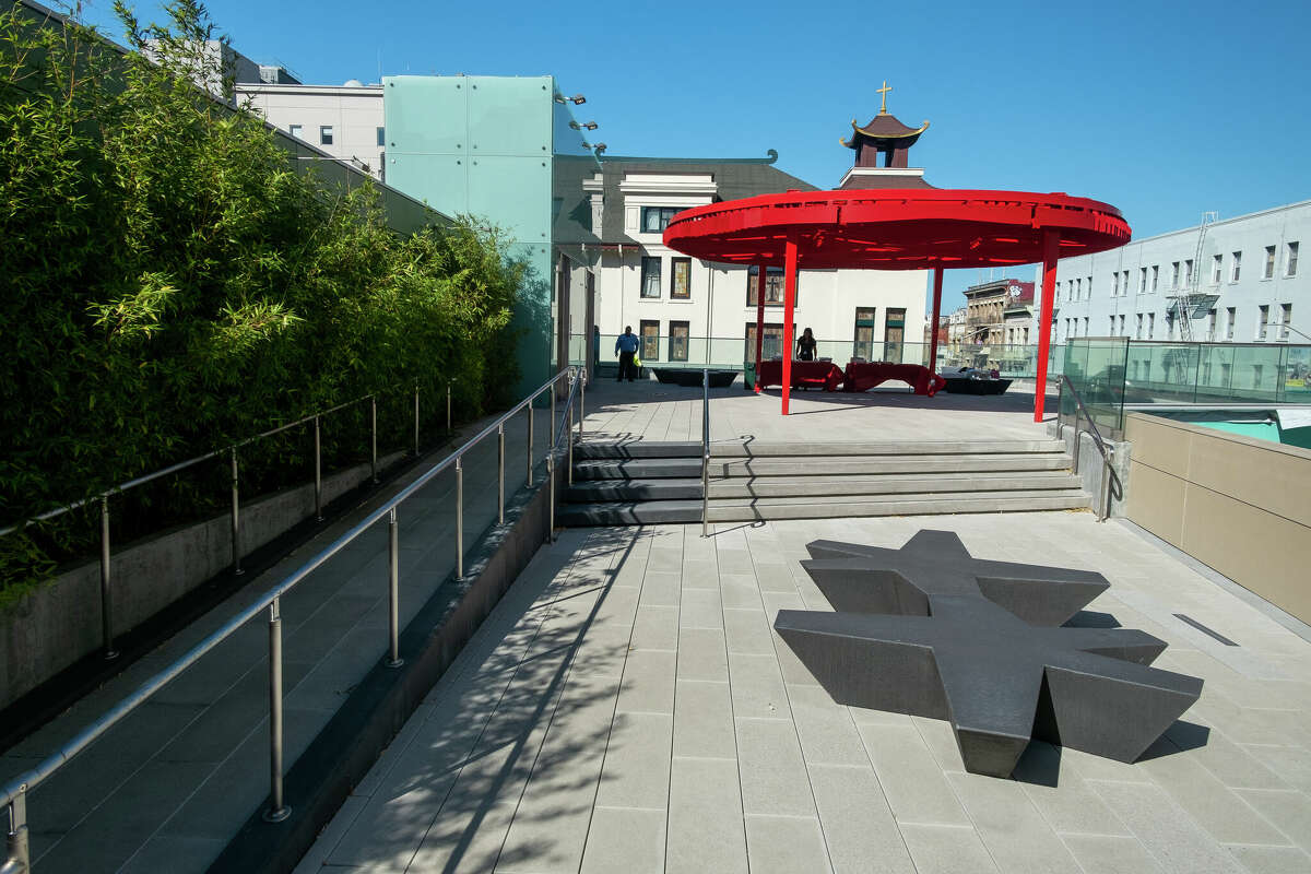 Una plaza espaciosa se encuentra sobre la entrada de la nueva estación Chinatown Rose Pak en San Francisco, como se ve el jueves 20 de octubre de 2022.