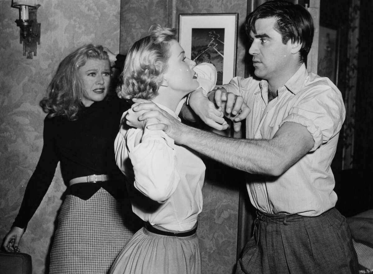 Ginger Rogers Doris Day y Steve Cochran pelean en una escena de la película 'Storm Warning', 1951.