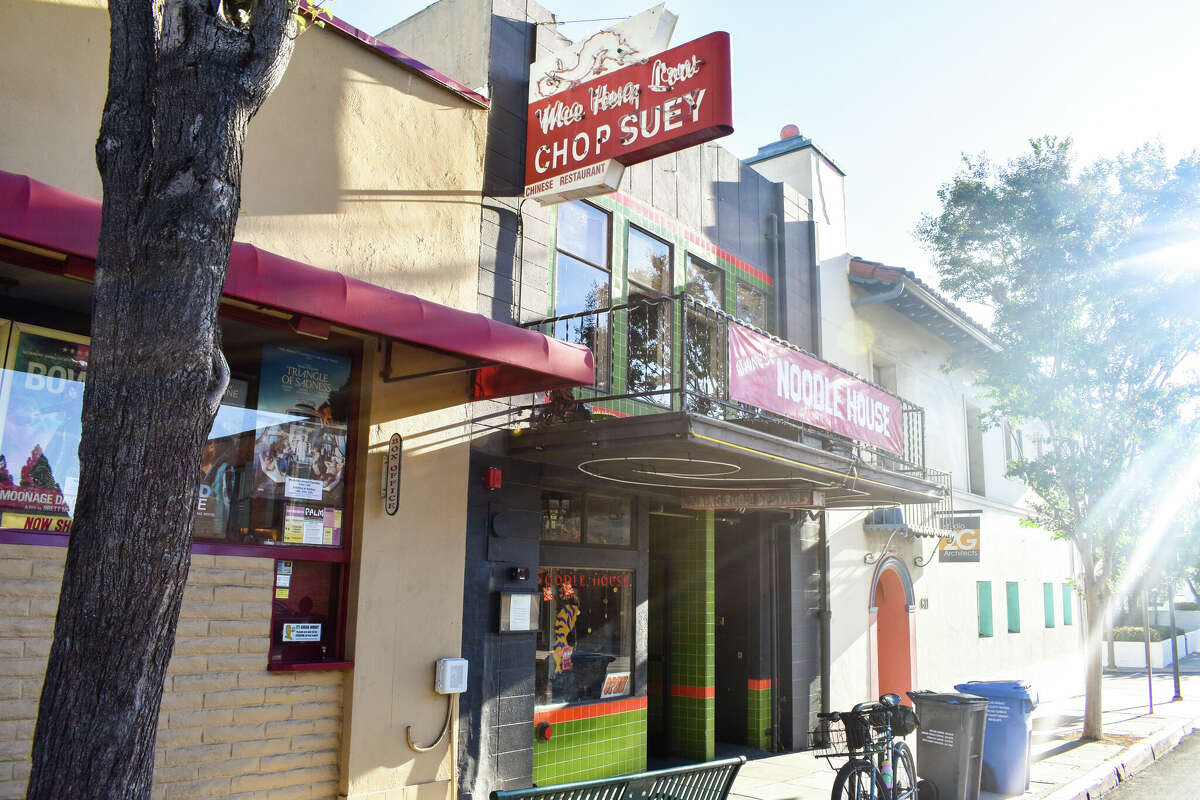 La casa de fideos de 95 años Mee Heng Low es esencialmente todo lo que queda del barrio chino de San Luis Obispo. 