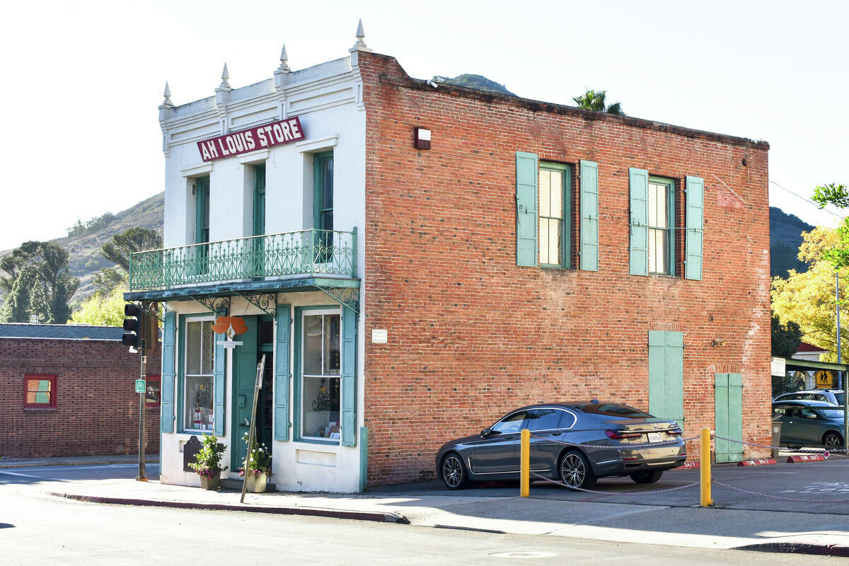 La tienda Ah Louis es uno de los negocios originales del barrio chino de San Luis Obispo. La familia Louis ya no administra el espacio comercial, pero aún es propietaria del edificio, según un historiador local. 