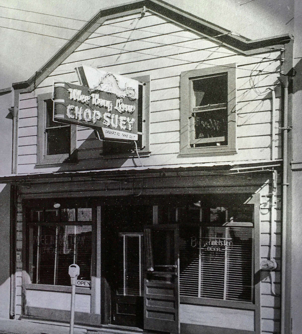 Una foto histórica muestra la fachada de Mee Heng Low en 1950. 