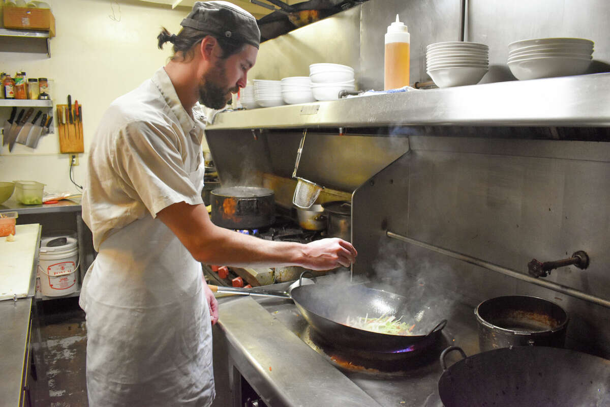 Russell Kwong prepara chop suey en la cocina de Mee Heng Low en San Luis Obispo. 