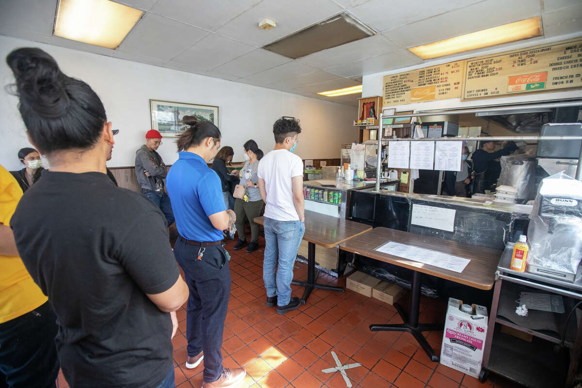 Los clientes hacen fila para pedir comida durante la hora punta del almuerzo en el restaurante Super Star en el Distrito Excelsior de San Francisco el 25 de octubre de 2022.