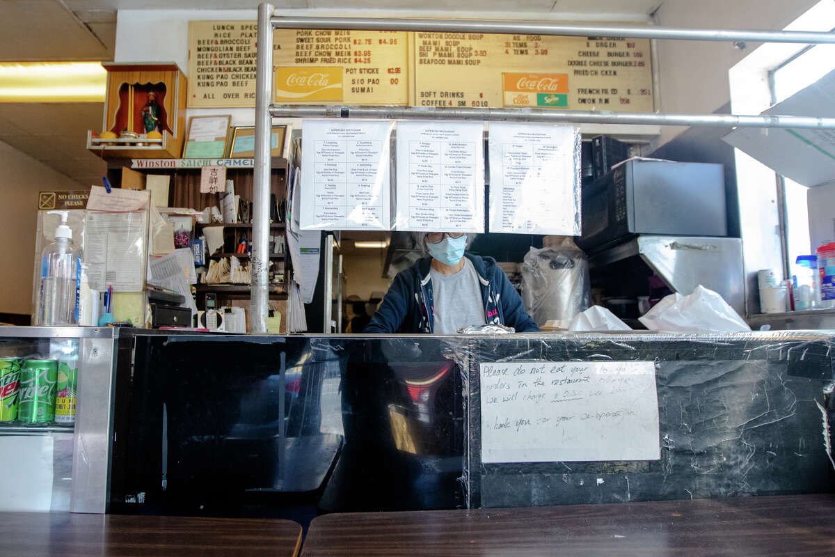 Una mujer prepara pedidos para llevar en el restaurante Super Star en el Distrito Excelsior de San Francisco el 25 de octubre de 2022.