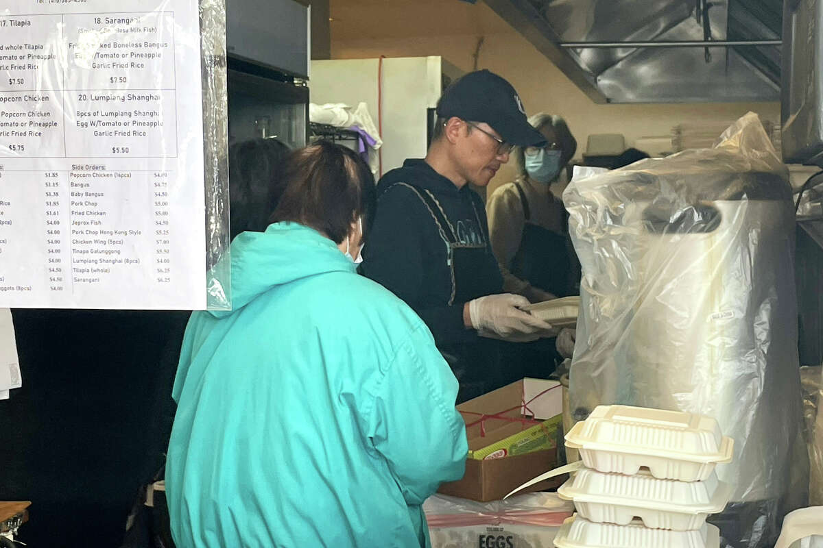El personal de la cocina prepara los pedidos durante el almuerzo en el restaurante Super Star en el Distrito Excelsior de San Francisco el 25 de octubre de 2022.