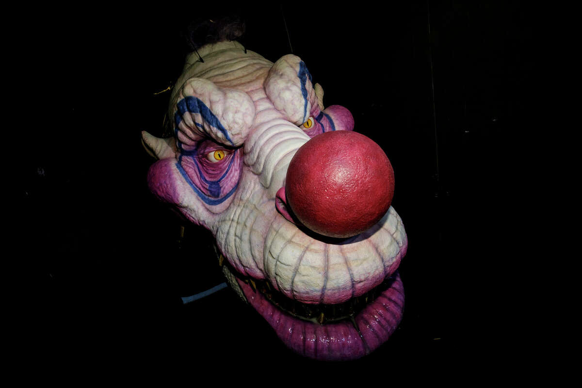 Klownzilla se ve en la casa "Killer Klowns From Outer Space" durante Halloween Horror Nights en Universal Studios Hollywood. 