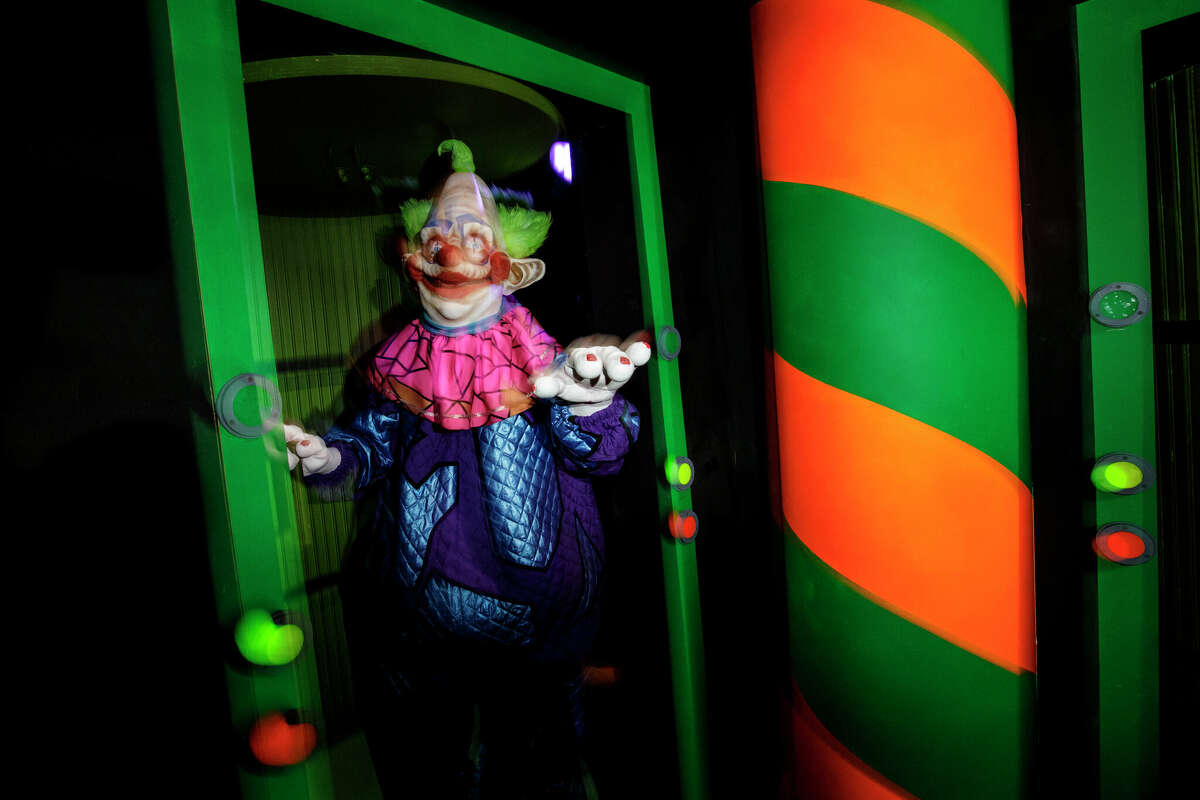 La casa "Killer Klowns from Outer Space" durante Halloween Horror Nights en Universal Studios Hollywood. 