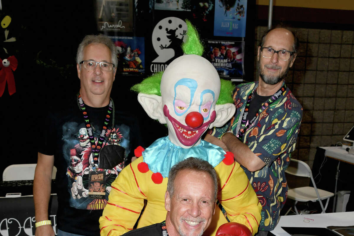 Los hermanos Chiodo, Edward, Charlie y Stephen asisten a la convención Midsummer Scream: Hallowe'en And Horror celebrada en Long Beach Convention & Entertainment Center el 29 de julio de 2022 en Long Beach.