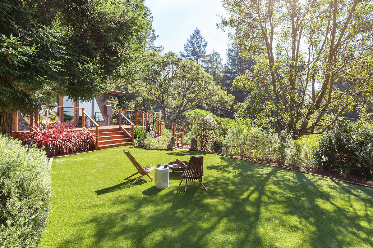 La propiedad incluye "espacios verdes bellamente ajardinados", según la lista.