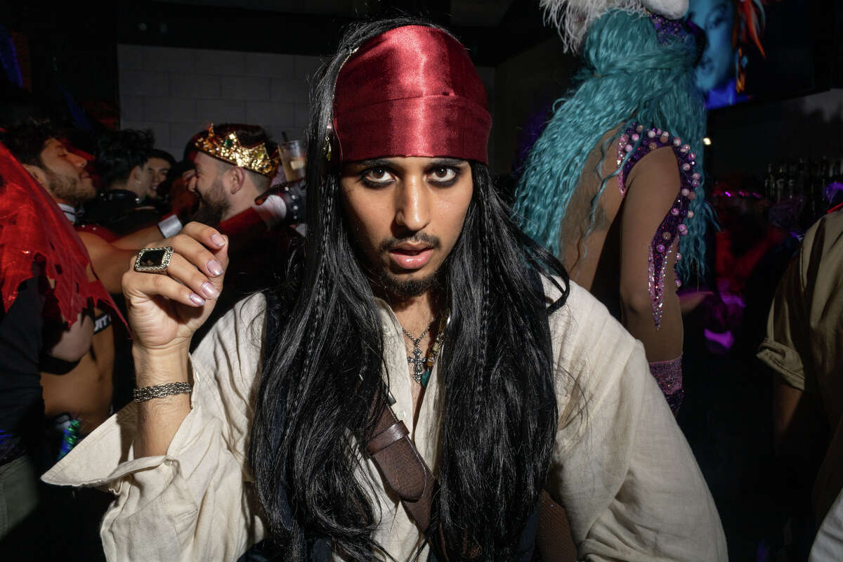 El Capitán Jack Sparrow hace su pose característica en la fila en el bar del club The Cafe de San Francisco en el distrito de Castro el sábado 29 de octubre de 2022.