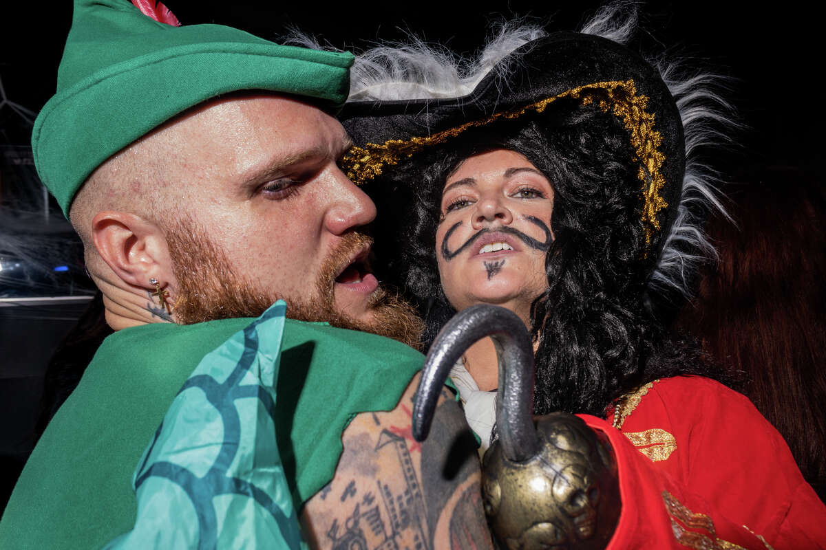 Peter Pan y el Capitán Garfio se divierten en una plataforma en el icónico club nocturno de San Francisco The Cafe en el distrito de Castro el viernes 28 de octubre de 2022 por la noche.