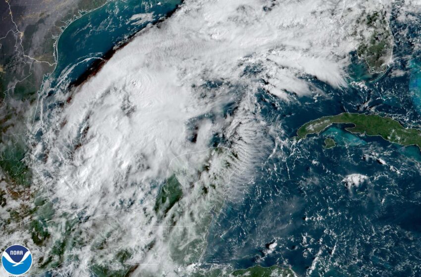  Alerta por lluvias en la costa sur del Golfo de México ante la cercanía de TS Karl
