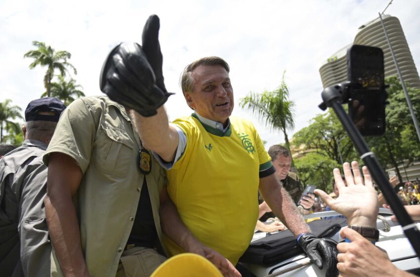  Bolsonaro aprovecha la gloria futbolística de Brasil durante las elecciones