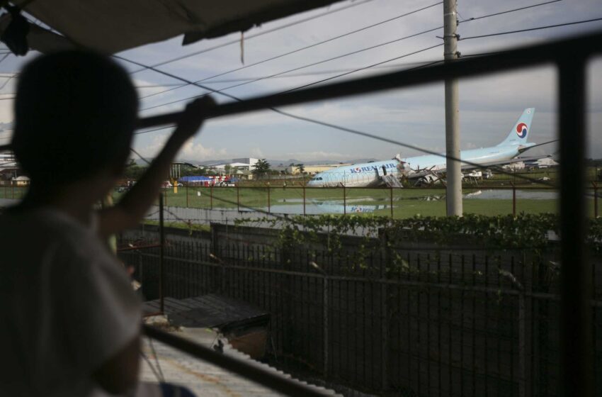  El aeropuerto filipino reabre parcialmente a pesar de que el avión está atascado