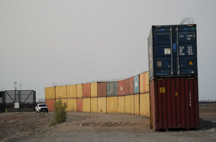  El gobernador de Arizona pone más contenedores en la frontera con México
