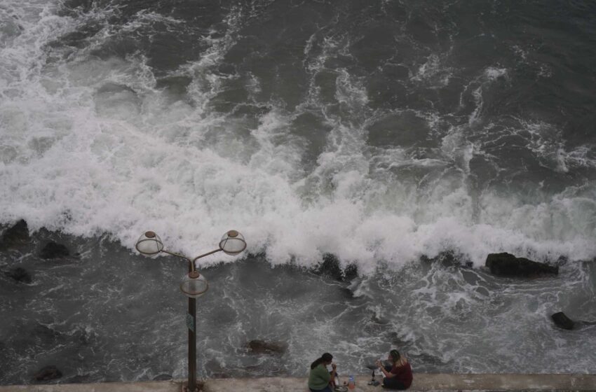  El huracán Orlene golpea la costa del Pacífico mexicano cerca de Mazatlán