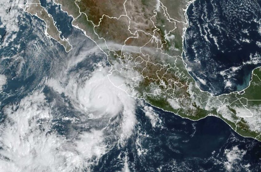  El huracán Roslyn toca tierra en México y evita los centros turísticos
