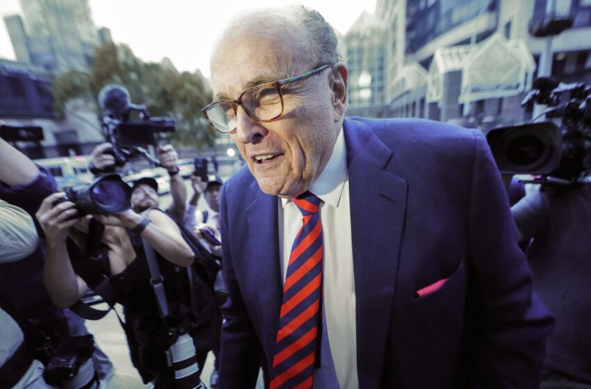  El juez no desestima la demanda de los trabajadores electorales contra Giuliani