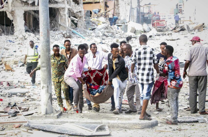  El presidente de Somalia dice que al menos 100 muertos en los atentados con coche bomba
