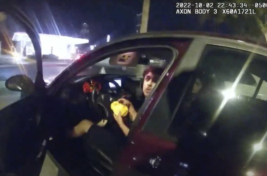  Ex policía de Texas acusado de disparar a un adolescente que comía una hamburguesa
