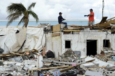 Ian deja escenas de recuperación y desesperación en la costa de Florida