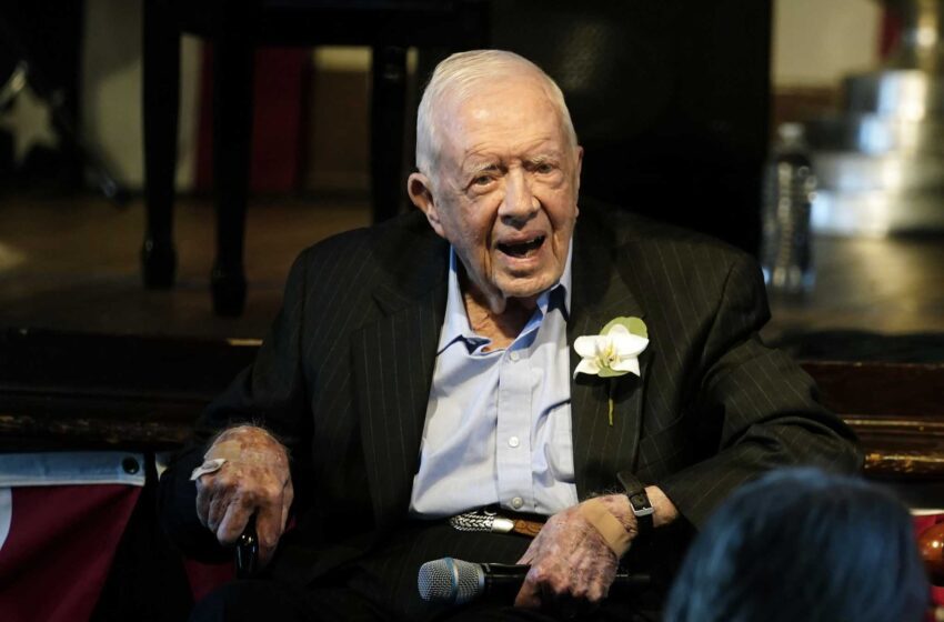  Jimmy Carter celebra sus 98 años con su familia, sus amigos y el béisbol